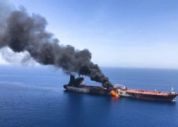 Fotografía de archivo del 13 de junio de 2019 de un petrolero en llamas en el golfo de Omán. Foto: ISNA / AP / Archivo.