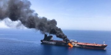 Fotografía de archivo del 13 de junio de 2019 de un petrolero en llamas en el golfo de Omán. Foto: ISNA / AP / Archivo.