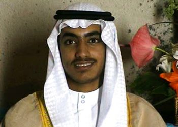 En esta imagen de video distribuida por la CIA, Hamza bin Laden, hijo mayor del difunto fundador de Al Qaeda Osama bin Laden, aparece en su boda. La Casa Blanca informó el sábado 14 de septiembre de 2019 que fue abatido por un operativo antiterrorista estadounidense en la región de Afganistán-Pakistán Foto: CIA via AP / Archivo.