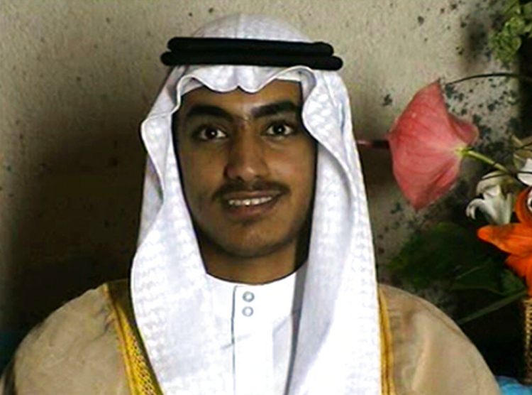 En esta imagen de video distribuida por la CIA, Hamza bin Laden, hijo mayor del difunto fundador de Al Qaeda Osama bin Laden, aparece en su boda. La Casa Blanca informó el sábado 14 de septiembre de 2019 que fue abatido por un operativo antiterrorista estadounidense en la región de Afganistán-Pakistán Foto: CIA via AP / Archivo.