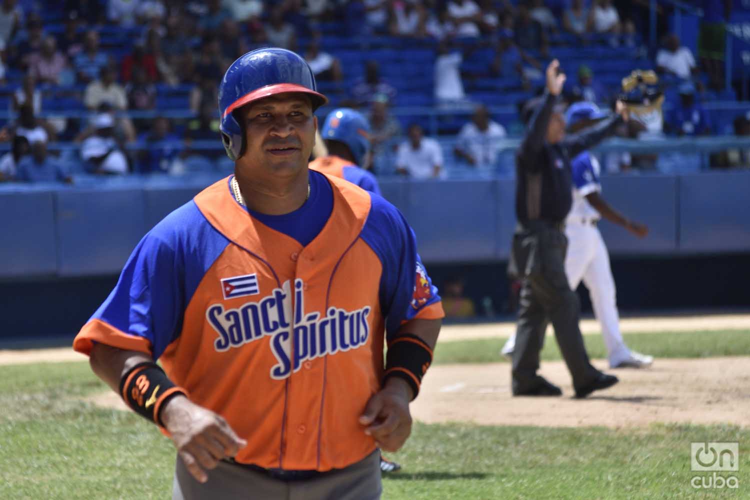 Frederich Cepeda en la subserie contra Industriales de la 59 Serie Nacional, en el estadio Latinoamericano de La Habana. Foto: Otmaro Rodríguez.