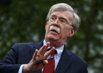 En esta imagen del 1 de mayo de 2019, el asesor de seguridad nacional John Bolton habla con reporteros afuera de la Casa Blanca, en Washington. (AP Foto/Evan Vucci)