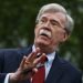 En esta imagen del 1 de mayo de 2019, el asesor de seguridad nacional John Bolton habla con reporteros afuera de la Casa Blanca, en Washington. (AP Foto/Evan Vucci)