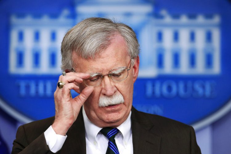 El ahora ex asesor de Seguridad Nacional de Estados Unidos, John Bolton, hablando con la prensa durante la sesión informativa en la Casa Blanca, Washington. (AP Foto/Manuel Balce Ceneta)