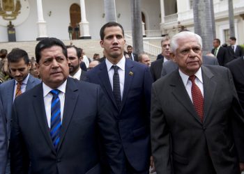 En esta foto del 5 de enero de 2019, el presidente del Congreso, Juan Guaidó, al centro, está acompañado del vicepresidente del órgano, Edgar Zambrano, izquierda, y Omar Barboza, expresidente del mismo ente a su llegada a una sesión especial en Caracas, Venezuela. Foto: Fernando Llano / AP / Archivo.