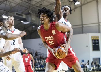 El cubano Javier Justiz (con la pelota) en un partido de la selección caribeña frente a Estados Unidos. Foto: fiba.basketball / Archivo.