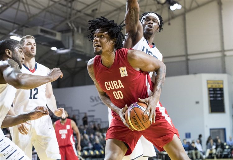 El cubano Javier Justiz (con la pelota) en un partido de la selección caribeña frente a Estados Unidos. Foto: fiba.basketball / Archivo.