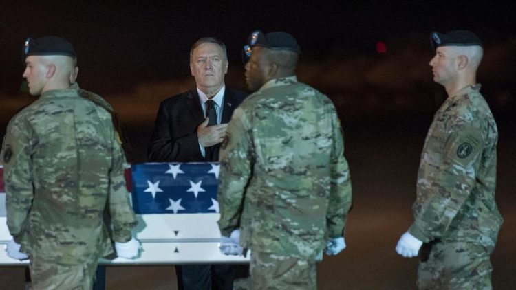 Soldados cargan frente al secretario de Estado Mike Pompeo el ataúd del sargento puertorriqueño Elis Barreto Ortiz, de 34 años, muerto el 5 de septiembre en un atentado en Kabul. Foto: Cliff Owen/AP.