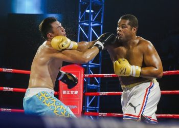 El superpesado cubano José Ángel Larduet (der). Foto: worldseriesboxing.com