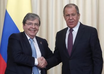 El ministro de Asuntos Exteriores de Rusia, Serguei Lavrov posa en Moscú junto con el canciller colombiano Carlos Holmes Trujillo en junio pasado. Foto: AP.