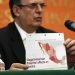 El canciller mexicano Marcelo Ebrard sostiene un gráfico mientras habla durante una conferencia de prensa en la embajada de México en Washington el martes 10 de septiembre de 2019. (AP Foto/Susan Walsh)