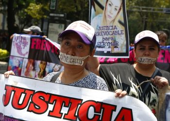 Madres de familia marchan con la boca cubierta con cinta durante una protesta silenciosa para exigir se les haga justicia a las mujeres que han sido asesinadas, el domingo 8 de septiembre de 2019, en la Ciudad de México. Foto: Ginnette Riquelme / AP.