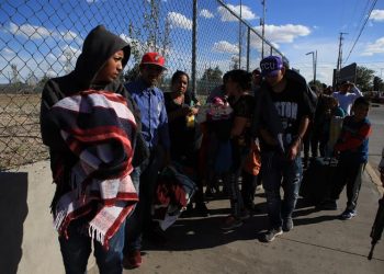 Migrantes mexicanos que fueron desplazados forzosamente por el crimen organizado, de los estados de Michoacan y Zacatecas esperaban este viernes 20 de septiembre de 2019, en el puente Internacional Cordova de las Américas para solicitar asilo polÍtico en Estados Unidos. Foto: Luis Torres/EFE.