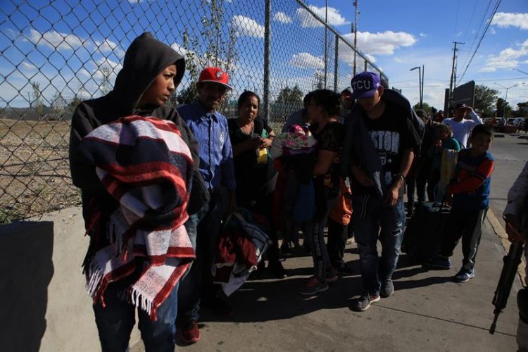 Migrantes mexicanos que fueron desplazados forzosamente por el crimen organizado, de los estados de Michoacan y Zacatecas esperaban este viernes 20 de septiembre de 2019, en el puente Internacional Cordova de las Américas para solicitar asilo polÍtico en Estados Unidos. Foto: Luis Torres/EFE.