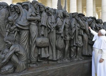 El Papa Francisco junto a una escultura de bronce que muestra a migrantes en un bote abarrotado, en la plaza de San Pedro, en el Vaticano, el 29 de septiembre de 2019. Foto: @aciprensa / Twitter.