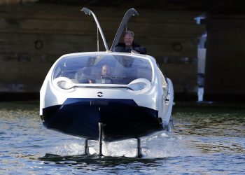 El sueco Anders Bringdal, uno de los fundadores de SeaBubble, está de pie en uno de sus taxis acuáticos en París mientras se desliza sobre el río Sena, miércoles 18 de septiembre de 2019. Foto: Francois Mori / AP.