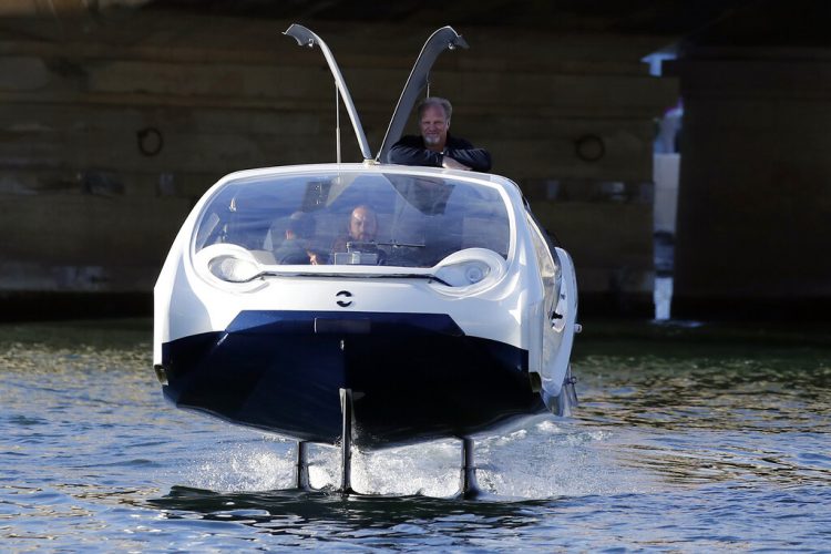 El sueco Anders Bringdal, uno de los fundadores de SeaBubble, está de pie en uno de sus taxis acuáticos en París mientras se desliza sobre el río Sena, miércoles 18 de septiembre de 2019. Foto: Francois Mori / AP.