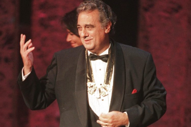 En esta imagen de archivo, tomada el 14 de septiembre de 1999, Plácido Domingo saluda al público tras recibir el premio Hispanic Heritage Award en 1999 en el Centro John F. Kennedy para las Artes Escénicas en Washington, Estados Unidos. Foto: Leslie Kossoff / AP / Archivo.