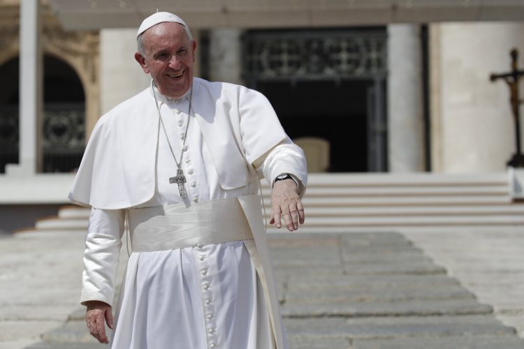 El papa Francisco saluda a peregrinos y fieles al marcharse de la Plaza de San Pedro del Vaticano, tras su audiencia general semanal el miércoles 28 de agosto de 2019. (AP Foto/Alessandra Tarantino)