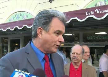 Ramón Saúl Sánchez habla con medios de prensa frente al Cafè Versailles, en Miami, Estados Unidos. Foto: http://actualidadradio.com / Archivo.