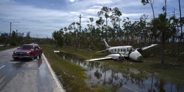 En esta imagen, tomada el 4 de septiembre, una avioneta con el morro roto, a un lado de una carretera en el vecindario de Pine Bay, tras el paso del huracán Dorian, en Freeport, Bahamas. Los rescatistas que trataban de rescatar a las víctimas del potente meteoro en Bahamas se encontraron con un paisaje de viviendas arrasadas y anegadas, mientras las organizaciones de ayuda se apuraban a mandar comida y medicamentos. (AP Foto/Ramón Espinosa)