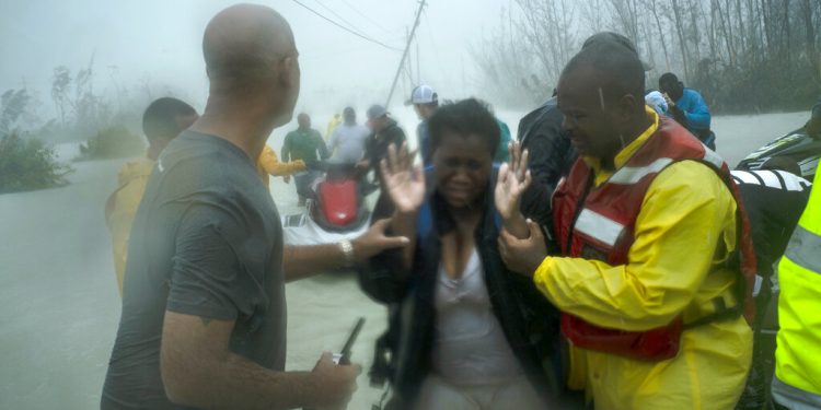 En esta imagen, tomada el 3 de septiembre, voluntarios rescatan a varias familias ante las inundaciones provocadas por el huracán Dorian, cerca del puente Causarina en Freeport, Bahamas. Los potentes vientos y las crecidas arrasaron miles de viviendas, afectaron a hospitales y dejaron a residentes atrapados en los áticos de las casas. (AP Foto/Ramón Espinosa)