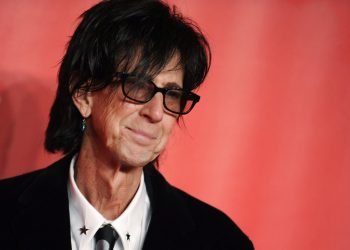 En esta fotografía del 6 de febrero de 2015, Ric Ocasek, de la banda The Cars y quien fue hallado muerto el 15 de septiembre de 2019 a los 75 años de edad, llega a un evento en el Centro de Convenciones de Los Ángeles. Foto: Richard Shotwell/Invision/AP/ Archivo.