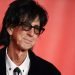 En esta fotografía del 6 de febrero de 2015, Ric Ocasek, de la banda The Cars y quien fue hallado muerto el 15 de septiembre de 2019 a los 75 años de edad, llega a un evento en el Centro de Convenciones de Los Ángeles. Foto: Richard Shotwell/Invision/AP/ Archivo.