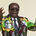 En esta imagen de archivo, tomada el 17 de diciembre de 2016, el entonces presidente de Zimbabue, Robert Mugabe, ofrece un discurso antes de la clausura de la 16ta Conferencia Anual del Pueblo de su partido, en Masvingo, al sur de la capital, Harare. (AP Foto/Tsvangirayi Mukwazhi, archivo)