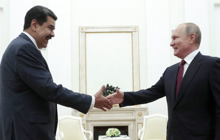 El presidente ruso Vladimir Putin recibe al gobernante venezolano Nicolás Maduro en Moscú el 25 de septiembre del 2019. Foto: Sergei Chirikov/Pool vía AP.