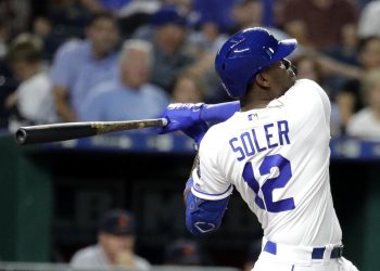 El cubano Jorge Soler, de los Reales de Kansas City, observa su jonrón solitario durante el quinto inning de un juego de béisbol contra los Tigres de Detroit, el miércoles 4 de septiembre de 2019, en Kansas City, Missouri. Foto: Charlie Riedel / AP.