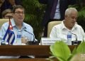 El canciller Bruno Rodríguez (izq) junto a otro miembro de la delegación cubana durante el Segundo Consejo Conjunto Cuba-UE, celebrado en La Habana el 9 de septiembre de 2019. Foto: Otmaro Rodríguez