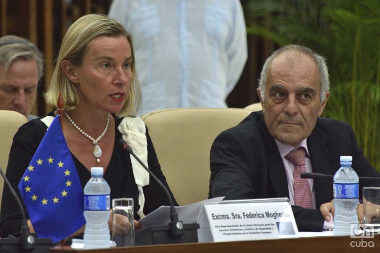 Cuba, Alberto Navarro (d), junto a la entonces jefa de la diplomacia europea, Federica Mogherini, durante el Segundo Consejo Conjunto Cuba-UE, celebrado en La Habana el 9 de septiembre de 2019. Foto: Otmaro Rodríguez / Archivo.