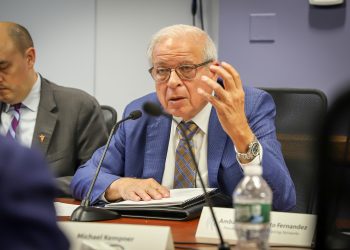 Tomás Regalado en una reunión de el buró de USAGM en Washington. Fuente: USAGM