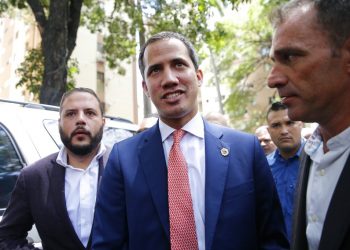 El líder de la oposición venezolana y autoproclamado presidente interino de Venezuela, Juan Guaidó, en el centro, llega a un evento en Caracas, Venezuela, el viernes 13 de septiembre de 2019. Foto: Ariana Cubillos / AP.