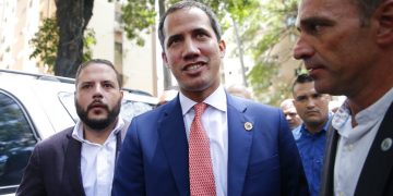 El líder de la oposición venezolana y autoproclamado presidente interino de Venezuela, Juan Guaidó, en el centro, llega a un evento en Caracas, Venezuela, el viernes 13 de septiembre de 2019. Foto: Ariana Cubillos / AP.