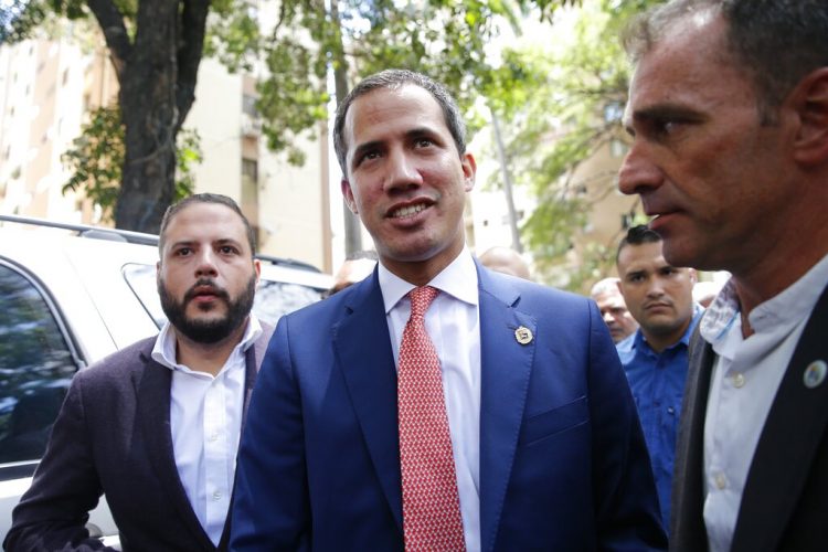 El líder de la oposición venezolana y autoproclamado presidente interino de Venezuela, Juan Guaidó, en el centro, llega a un evento en Caracas, Venezuela, el viernes 13 de septiembre de 2019. Foto: Ariana Cubillos / AP.