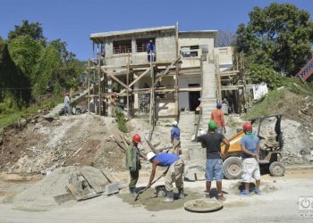 Obreros trabajan en la construcción de viviendas en La Habana. Foto: Otmaro Rodríguez/Archivo OnCuba.