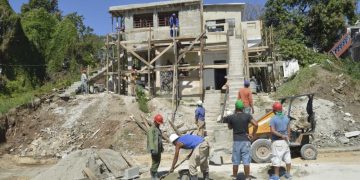 Obreros trabajan en la construcción de viviendas en La Habana. Foto: Otmaro Rodríguez/Archivo OnCuba.