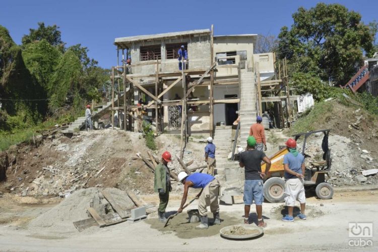 Obreros trabajan en la construcción de viviendas en La Habana. Foto: Otmaro Rodríguez/Archivo OnCuba.