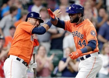 Los cubanos Yuli Gurriel (izq) y Yordan Álvarez han sido dos puntales para los Astros de Houston esta temporada. Foto: Michael Wyke / AP / Archivo.