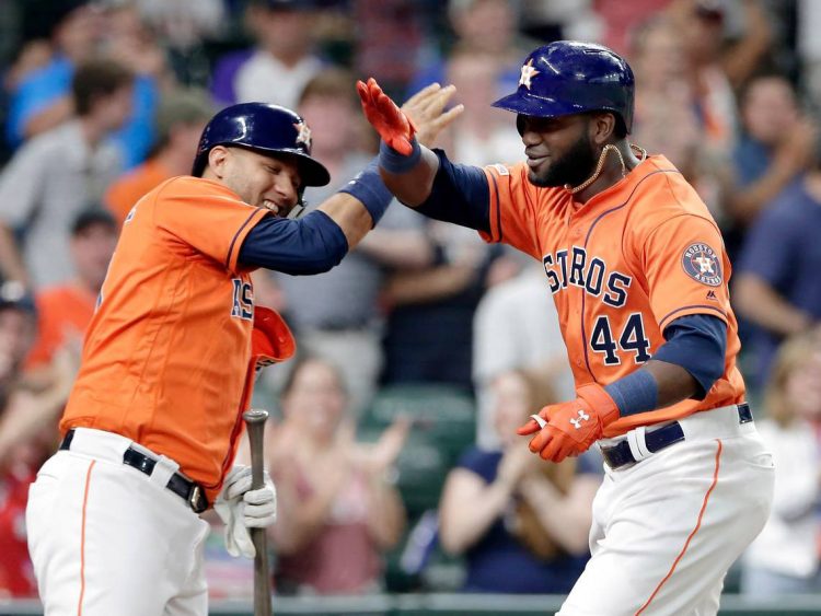 Los cubanos Yuli Gurriel (izq) y Yordan Álvarez han sido dos puntales para los Astros de Houston esta temporada. Foto: Michael Wyke / AP / Archivo.