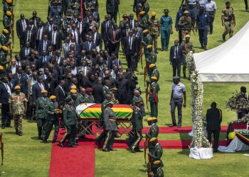 El féretro del expresidente Robert Mugabe, cubierto por la bandera nacional y seguido por familiares y dignatarios, llega para un funeral de Estado al Estadio Nacional Deportivo en Harare, Zimbabue, el sábado 14 de septiembre de 2019. Foto: Ben Curtis / AP.