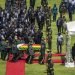 El féretro del expresidente Robert Mugabe, cubierto por la bandera nacional y seguido por familiares y dignatarios, llega para un funeral de Estado al Estadio Nacional Deportivo en Harare, Zimbabue, el sábado 14 de septiembre de 2019. Foto: Ben Curtis / AP.