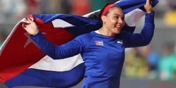 La discóbola cubana Yaimé Pérez tras proclamarse campeona mundial en Doha 2019. Foto: Ali Haider / EFE / Archivo.