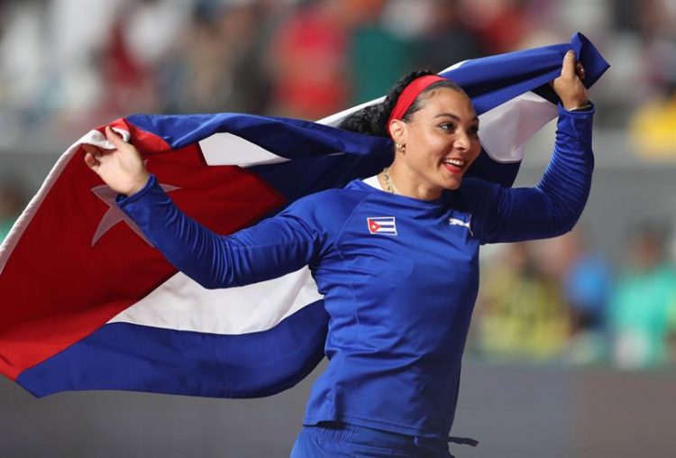 La discóbola cubana Yaimé Pérez tras proclamarse campeona mundial en Doha 2019. Foto: Ali Haider / EFE / Archivo.