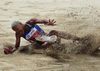 Yulimar Rojas, discípula del entrenador cubano Iván Pedroso, ganó el triple salto en el Mundial de Doha y quedó a 13 centímetros del récord del orbe. Foto: EFE/EPA/ALI HAIDER