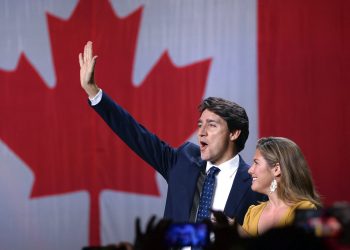 El líder del Partido Liberal, Justin Trudeau, y su esposa, Sophie Gregoire Trudeau, saludan sobre el escenario tras conocer los resultados de las elecciones, en la sede de la formación, en Montreal, el 21 de octubre de 2019. Foto: Ryan Remiorz/AP