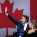 El líder del Partido Liberal, Justin Trudeau, y su esposa, Sophie Gregoire Trudeau, saludan sobre el escenario tras conocer los resultados de las elecciones, en la sede de la formación, en Montreal, el 21 de octubre de 2019. Foto: Ryan Remiorz/AP