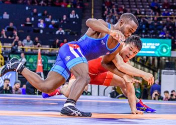 El luchador cubano Reineris Andreu (i), de los 57 kg del estilo libre, en acción durante el campeonato mundial sub-23 de Budapest, Hungría, en el que obtuvo su segundo título de la categoría. Foto: @PortalCubaSi / Twitter.